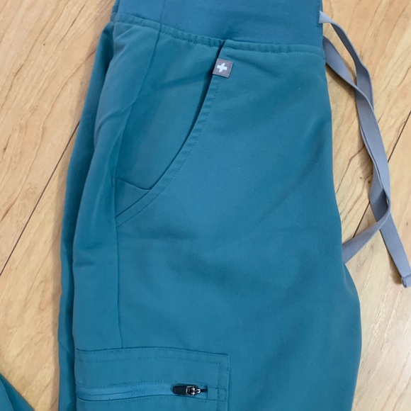 Figs Women’s Zamora Jogger HydroGreen Scrubs - Picture 6 of 9